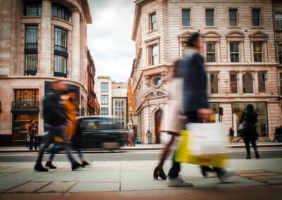 motion,blurred,shoppers,carrying,shopping,bags,on,regent,street,,london.