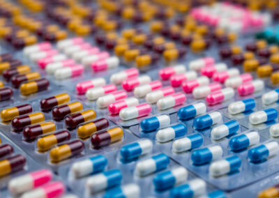 selective,focus,on,colorful,antibiotic,capsule,pills,in,blister,pack.