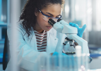 medical,science,laboratory:,portrait,of,beautiful,black,scientist,looking,under